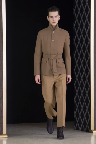Look 16